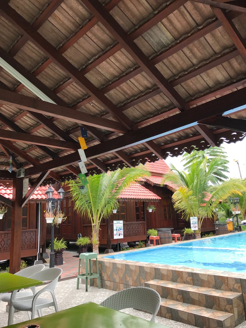 puteri qashrina chalet tepi pantai melaka