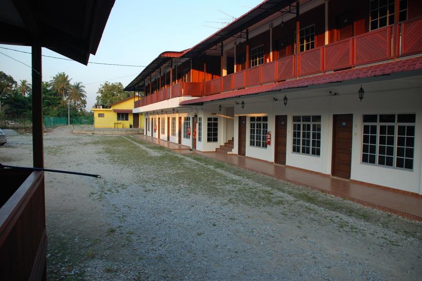 seraya pantai chalet - chalet tepi pantai melaka