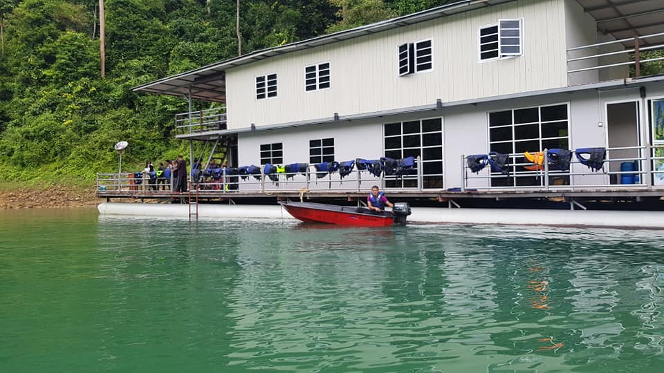 Houseboat Tasik Kenyir: Pengalaman Menarik